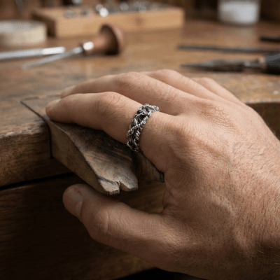 Wood – Anel Modelo Largo Esculpido em Prata 925