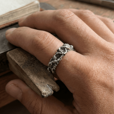 Wood – Anel Modelo Largo Esculpido em Prata 925