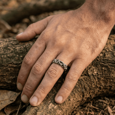 Wood – Anel Modelo Largo Esculpido em Prata 925