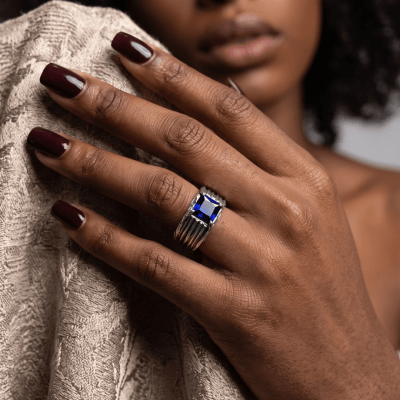 Anel Donnovan em Prata 925 com Zircônia Azul Marinho Quadrada