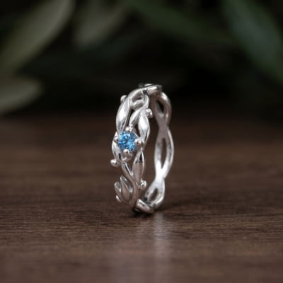 Anel Solitário de Prata 925 com Zircônia Azul Claro - Oliveira