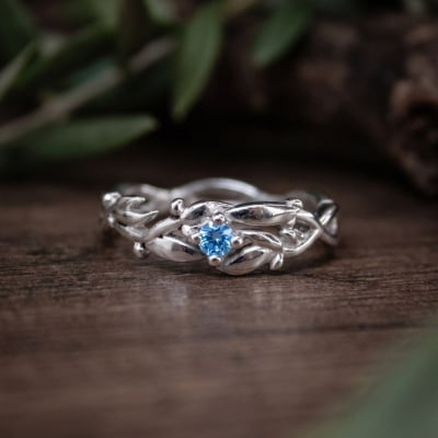 Anel Solitário de Prata 925 com Zircônia Azul Claro - Oliveira