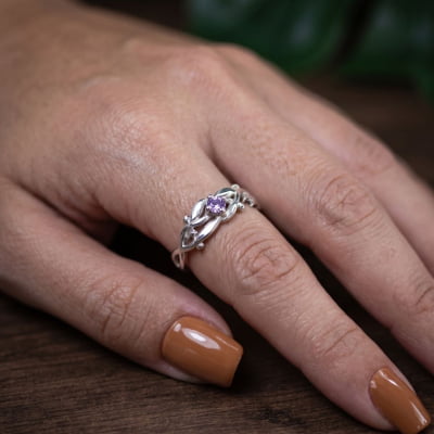 Anel Solitário de Prata 925 com Zircônia roxa- Oliveira Anel Solitário de Prata 925 com Zircônia roxa- Oliveira