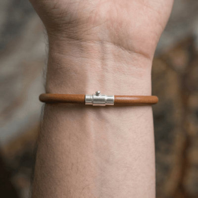 Pulseira - Unissex de Couro Marrom com Fecho Magnético em Prata 925