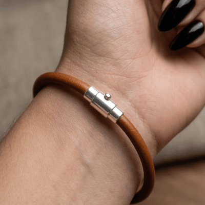 Pulseira - Unissex de Couro Marrom com Fecho Magnético em Prata 925