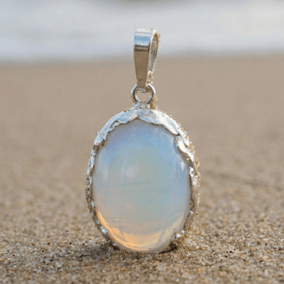 Opalina – Pingente Oval Peça Única com Pedra Opalina em Prata 925