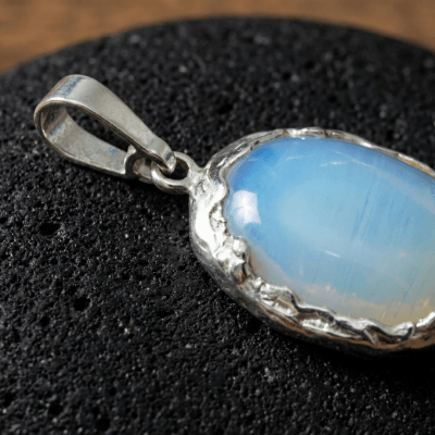 Opalina – Pingente Oval Peça Única com Pedra Opalina em Prata 925