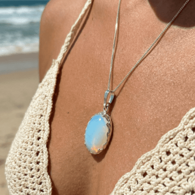 EDIÇÃO LIMITADA – PINGENTE OVAL PEÇA ÚNICA COM PEDRA OPALINA EM PRATA 925