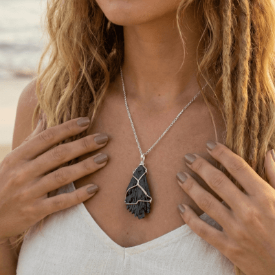 EDIÇÃO LIMITADA – PINGENTE PEÇA ÚNICA COM PEDRA NATURAL CIANITA PRETA “VASSOURA DE BRUXA”