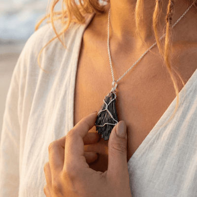 EDIÇÃO LIMITADA – PINGENTE PEÇA ÚNICA COM PEDRA NATURAL CIANITA PRETA “VASSOURA DE BRUXA”