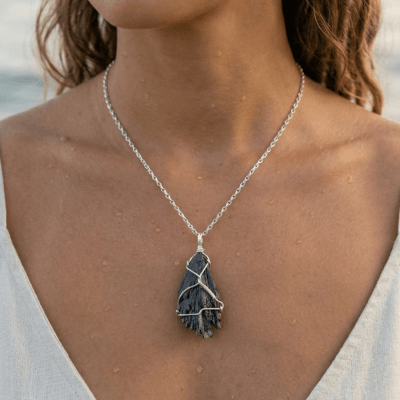 EDIÇÃO LIMITADA – PINGENTE PEÇA ÚNICA COM PEDRA NATURAL CIANITA PRETA “VASSOURA DE BRUXA”