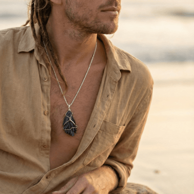 EDIÇÃO LIMITADA – PINGENTE PEÇA ÚNICA COM PEDRA NATURAL CIANITA PRETA “VASSOURA DE BRUXA”