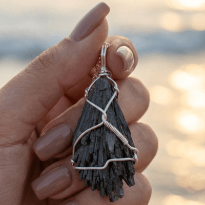 EDIÇÃO LIMITADA – PINGENTE PEÇA ÚNICA COM PEDRA NATURAL CIANITA PRETA “VASSOURA DE BRUXA”