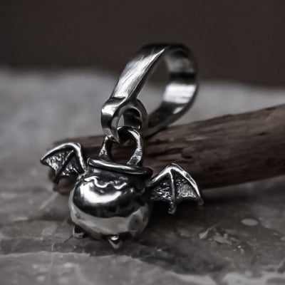 HALLOWEEN – PINGENTE CALDEIRÃO ALADO EM PRATA 925