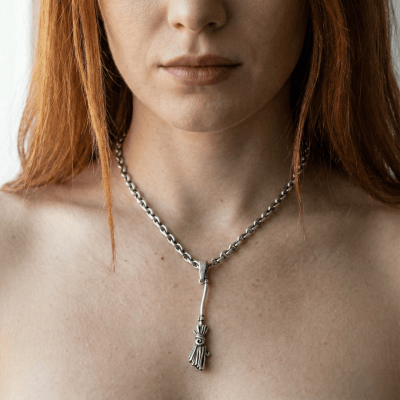 Pingente Vassoura de Bruxa em Prata 925 – Coleção Halloween