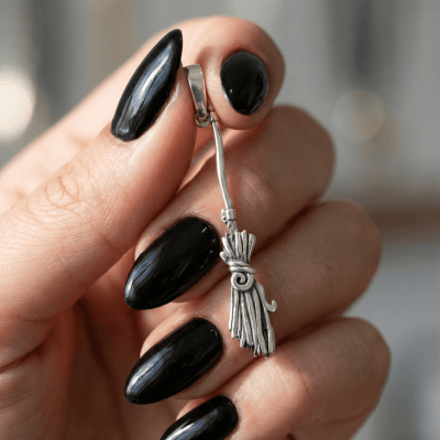 Pingente Vassoura de Bruxa em Prata 925 – Coleção Halloween