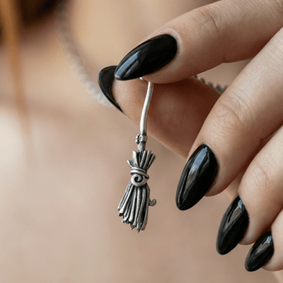 HALLOWEEN – PINGENTE VASSOURA DE BRUXA EM PRATA 925 HALLOWEEN – PINGENTE VASSOURA DE BRUXA EM PRATA 925