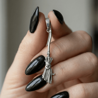 Pingente Vassoura de Bruxa em Prata 925 – Coleção Halloween