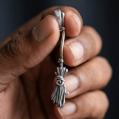 Pingente Vassoura de Bruxa em Prata 925 – Coleção Halloween