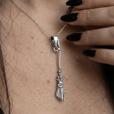 Pingente Vassoura de Bruxa em Prata 925 – Coleção Halloween