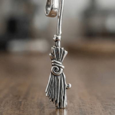 Pingente Vassoura de Bruxa em Prata 925 – Coleção Halloween