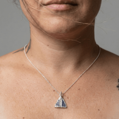 Nossa Senhora – Pingente em Prata 925 Cravejado com Zircônia Azul-Marinho Nossa Senhora – Pingente em Prata 925 Cravejado com Zircônia Azul-Marinho