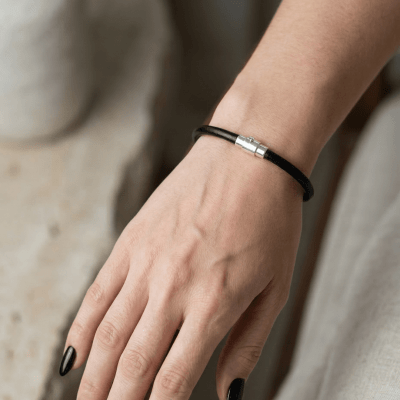Pulseira - Unissex de Couro Preto com Fecho Magnético em Prata 925