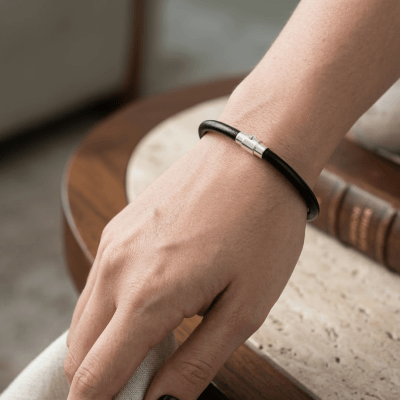 Pulseira - Unissex de Couro Preto com Fecho Magnético em Prata 925