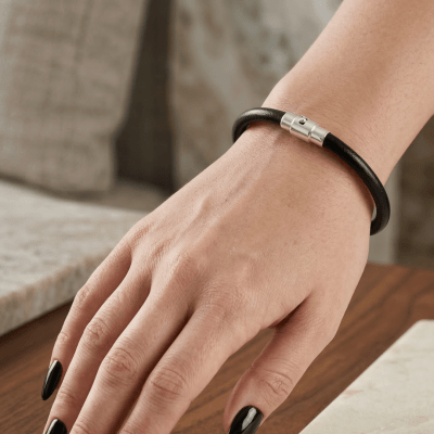 Pulseira - Unissex de Couro Preto com Fecho Magnético em Prata 925