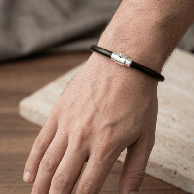 Pulseira - Unissex de Couro Preto com Fecho Magnético em Prata 925