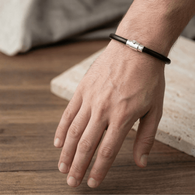 Pulseira - Unissex de Couro Preto com Fecho Magnético em Prata 925