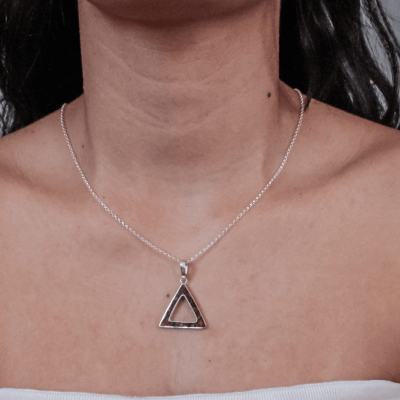 DELTA – PINGENTE TRIÂNGULO EM PRATA 925 COM MOSAICO DE PEDRA NATURAL OLHO DE TIGRE