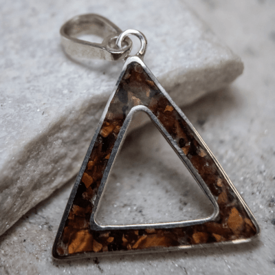 DELTA – PINGENTE TRIÂNGULO EM PRATA 925 COM MOSAICO DE PEDRA NATURAL OLHO DE TIGRE