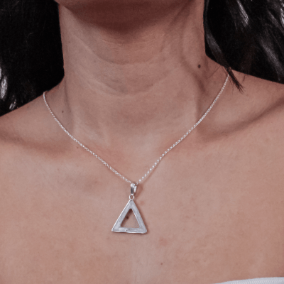 DELTA – PINGENTE TRIÂNGULO EM PRATA 925 COM MOSAICO DE PEDRA NATURAL SELENITA BRANCA