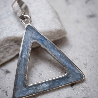 DELTA – PINGENTE TRIÂNGULO EM PRATA 925 COM MOSAICO DE PEDRA NATURAL CIANITA AZUL