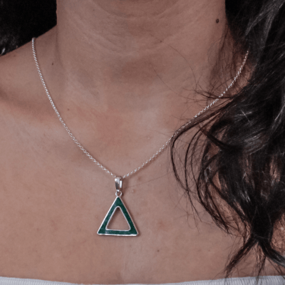 DELTA – PINGENTE TRIÂNGULO EM PRATA 925 COM MOSAICO DE PEDRA NATURAL MALAQUITA