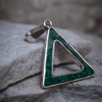 DELTA – PINGENTE TRIÂNGULO EM PRATA 925 COM MOSAICO DE PEDRA NATURAL MALAQUITA