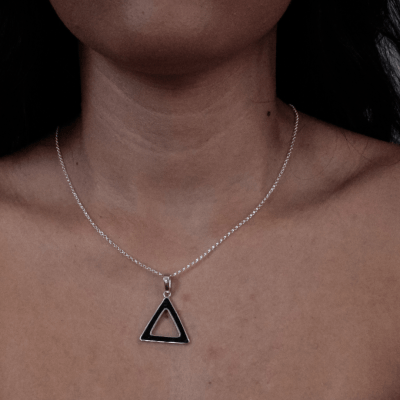DELTA – PINGENTE TRIÂNGULO EM PRATA 925 COM MOSAICO DE PEDRA NATURAL TURMALINA PRETA