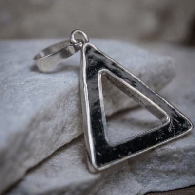 DELTA – PINGENTE TRIÂNGULO EM PRATA 925 COM MOSAICO DE PEDRA NATURAL TURMALINA PRETA