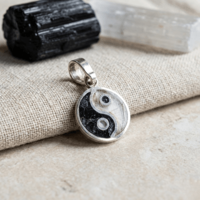 Yin Yang – Pingente Mosaico em Prata 925 com Turmalina Preta e Selenita Branca