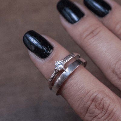 ANEL BLOOM LISO + SOLITÁRIO UNIQUE ZIRCÔNIA BRANCA PRATA 925