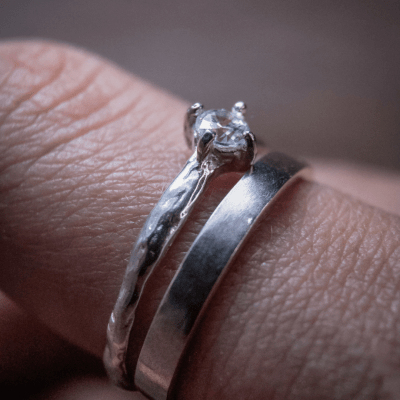 ANEL BLOOM LISO + SOLITÁRIO UNIQUE ZIRCÔNIA BRANCA PRATA 925