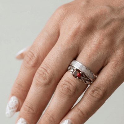 Conjunto em Prata 925 com Quartzo Rosa Natural e Solitário Frigg Vermelho – Mosaico Duo