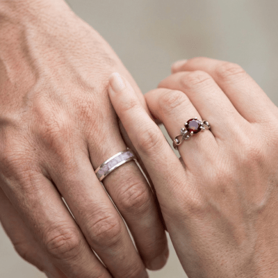 Mosaico Duo – Conjunto em Prata 925 com Quartzo Rosa Natural e Solitário Frigg com Zircônia Vermelha Mosaico Duo – Conjunto em Prata 925 com Quartzo Rosa Natural e Solitário Frigg com Zircônia Vermelha