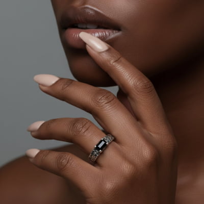 ASGARD - PAR DE ALIANÇAS NÓRDICAS EM PRATA 925 COM ZIRCÔNIA PRETA