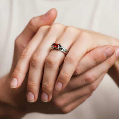 ASGARD – PAR DE ALIANÇAS NÓRDICAS EM PRATA 925 COM ZIRCÔNIA VERMELHA