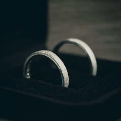 Bloom – Par de Alianças com Textura Diamantada em Prata 925