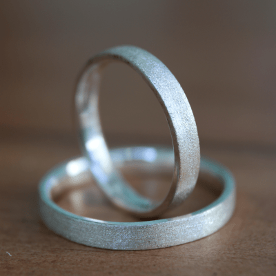 Bloom – Par de Alianças com Textura Diamantada em Prata 925