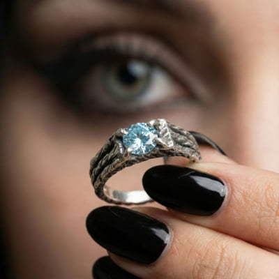 BONNY – PAR DE ALIANÇAS EM PRATA 925 COM ZIRCÔNIA AZUL CLARO