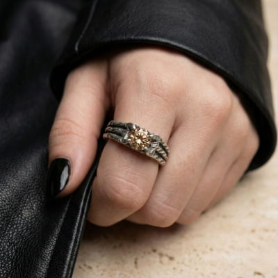 BONNY — Par de Alianças em Prata 925 com Zircônia Champagne